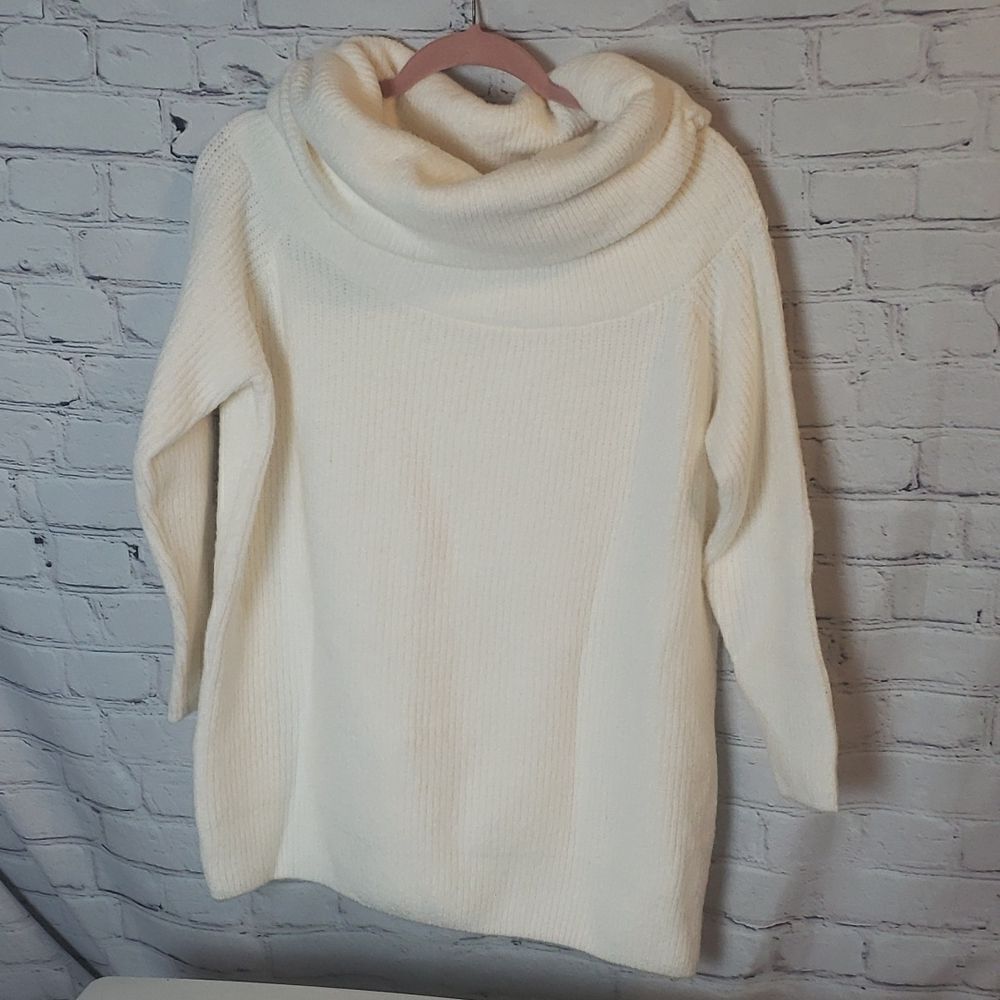 Anthology White Turtleneck Sweater‎